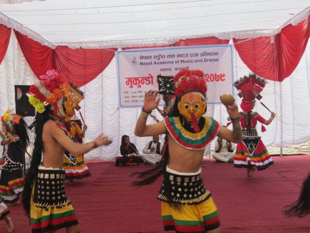 लाेप हुँदै गएकाे मुकुन्डो नृत्य प्रस्तुति