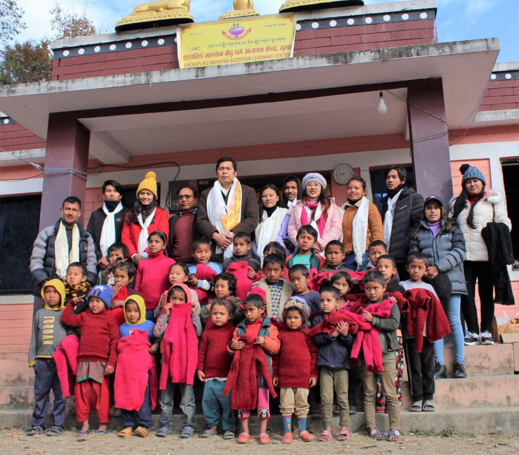 गुम्बामा अध्ययनरत बालबालिकालाई जाडोको न्यानो कपडा हस्तान्तरण