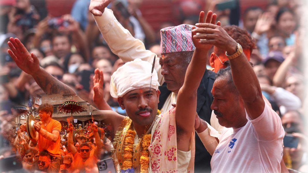 भक्तपुरमा सिन्धुर जात्रा र जिब्रो छेड्ने जात्रा मनाउँदै