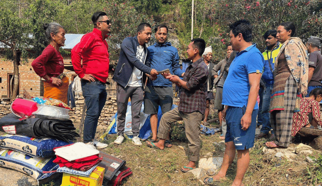 काठमाडौ । आईतवार राती बाढी संगै आएको लेदोले पुरेको घर परिवारका लागि रहात सामाग्री लिएर नेपाल तरुण दल र रेडक्रसको टोली पीडितको घरमा पुगेका छन ।