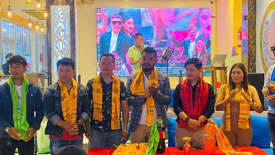काठमाडौँ । नेपाल तामाङ पत्रकार संघको केन्द्रिय अध्यक्ष, वरिष्ठ गायक तथा संगीतकार विश्व दोङको प्रमुख आतित्थ्यतामा “जेठीला माया आम्लोङ ताजी” म्यूजिक भिडियो जेठ २ गते मंगलबार सार्वजनिक भएको छ ।